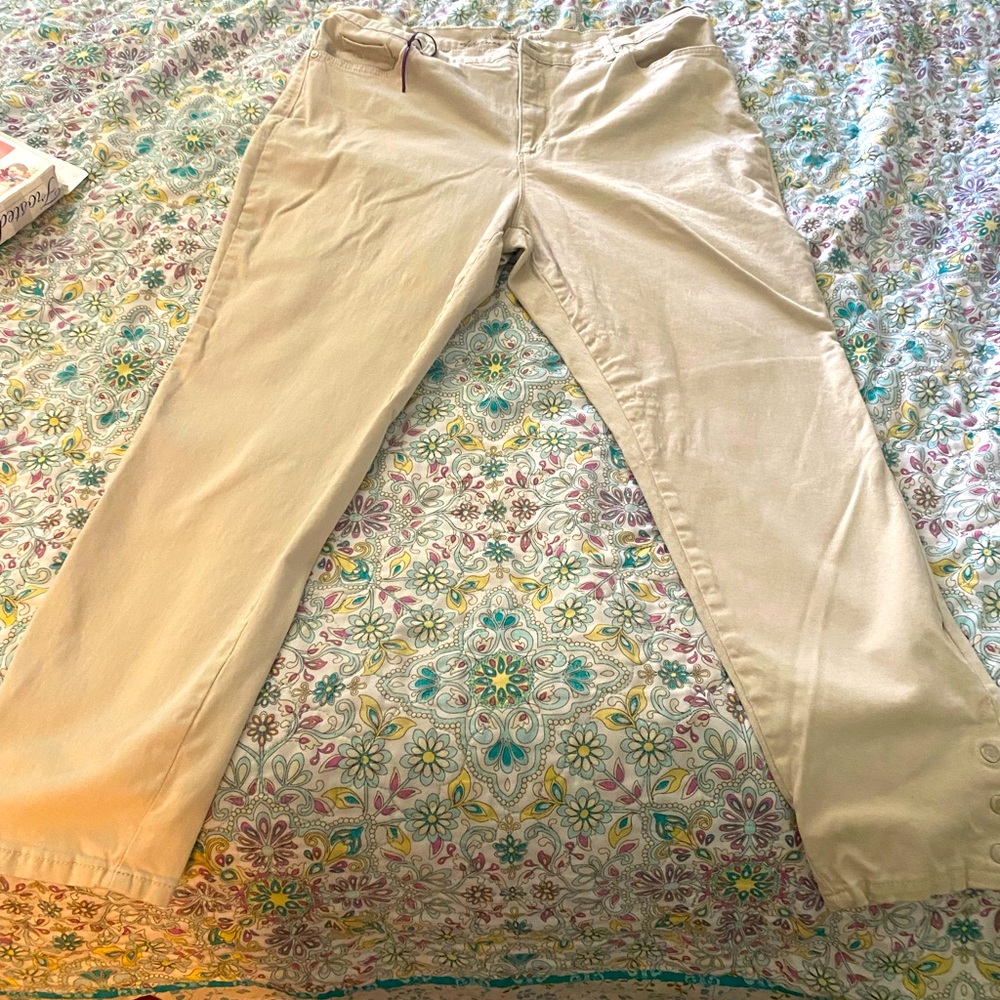 Gloria Vanderbilt All-Around Slimming Effect Cuff Capri.